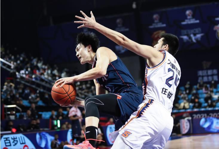 杨幂、周冬雨、龚俊等红毯PK 汤唯透露准备安家 2021-10-14 10月13日，《服饰与美容 VOGUE》在上海时装周期间举办新篇章之夜，汤唯、杨幂、龚俊、张艺兴、宋佳、宋茜、张钧甯、周冬雨、童瑶、白宇等艺人纷纷到场出席本次活动。